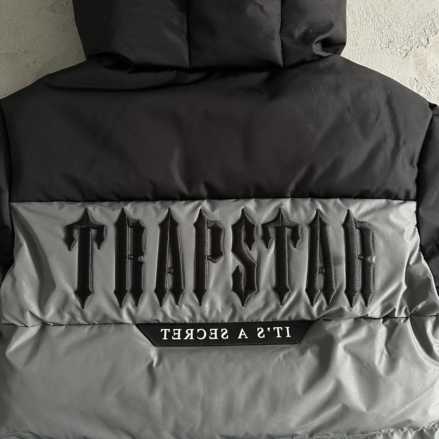 Trapstar Decoded Arch Steppjacke Schwarz Grau