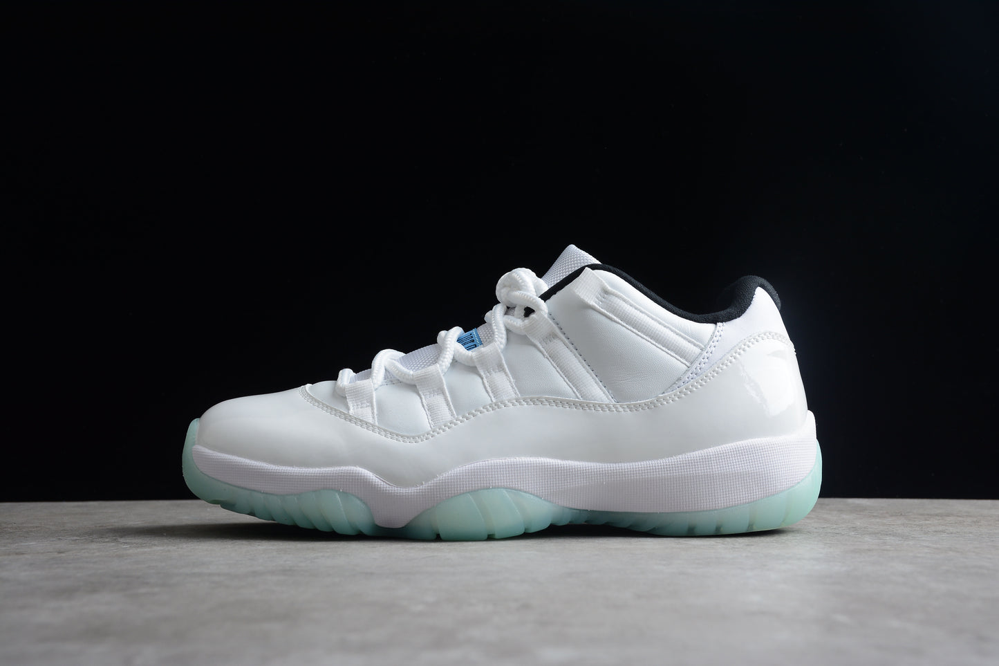 Air Jordan 11 Low "Legend Blue" 