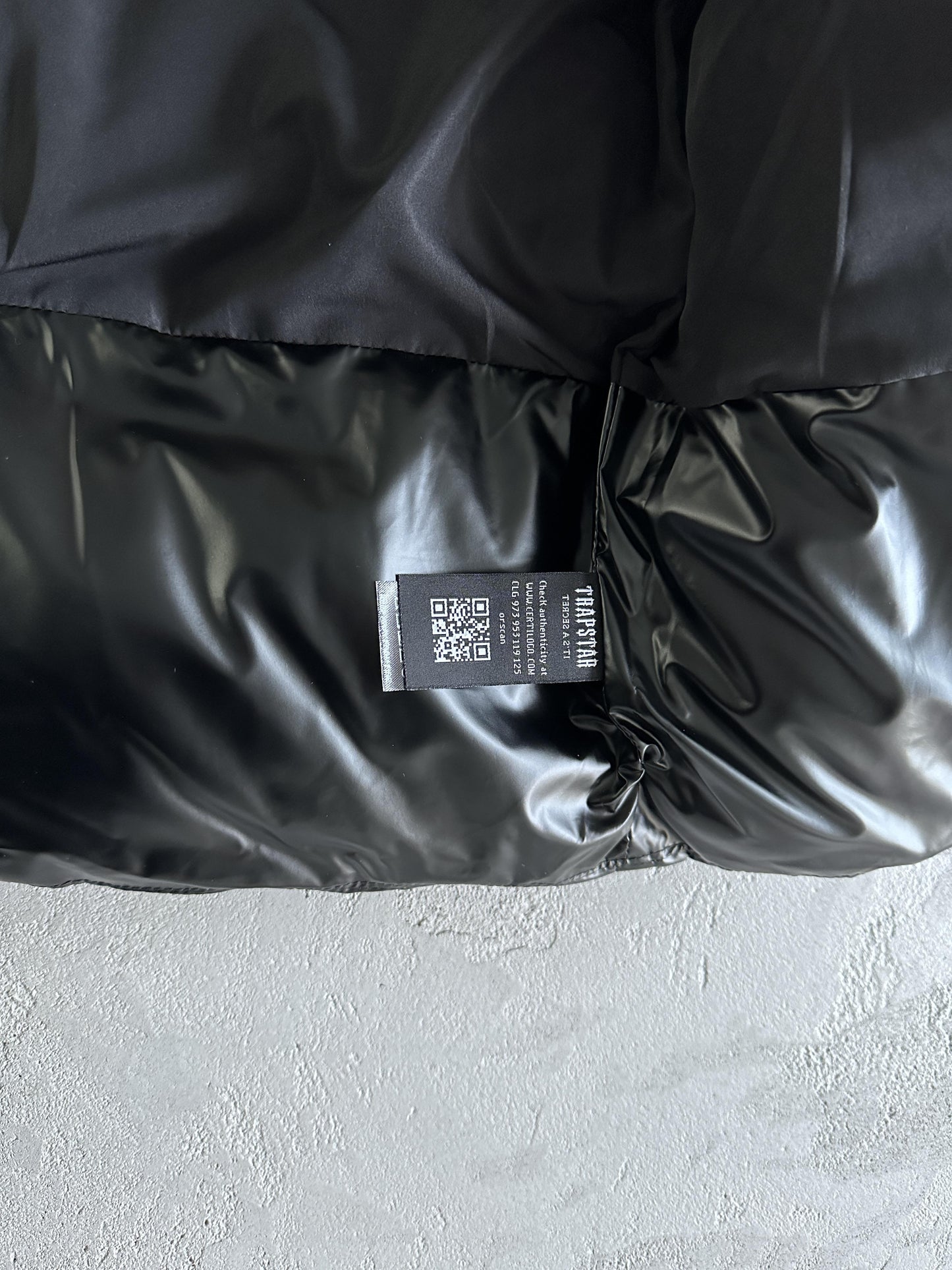 Trapstar Irongate Steppjacke mit Prägung, Schwarz