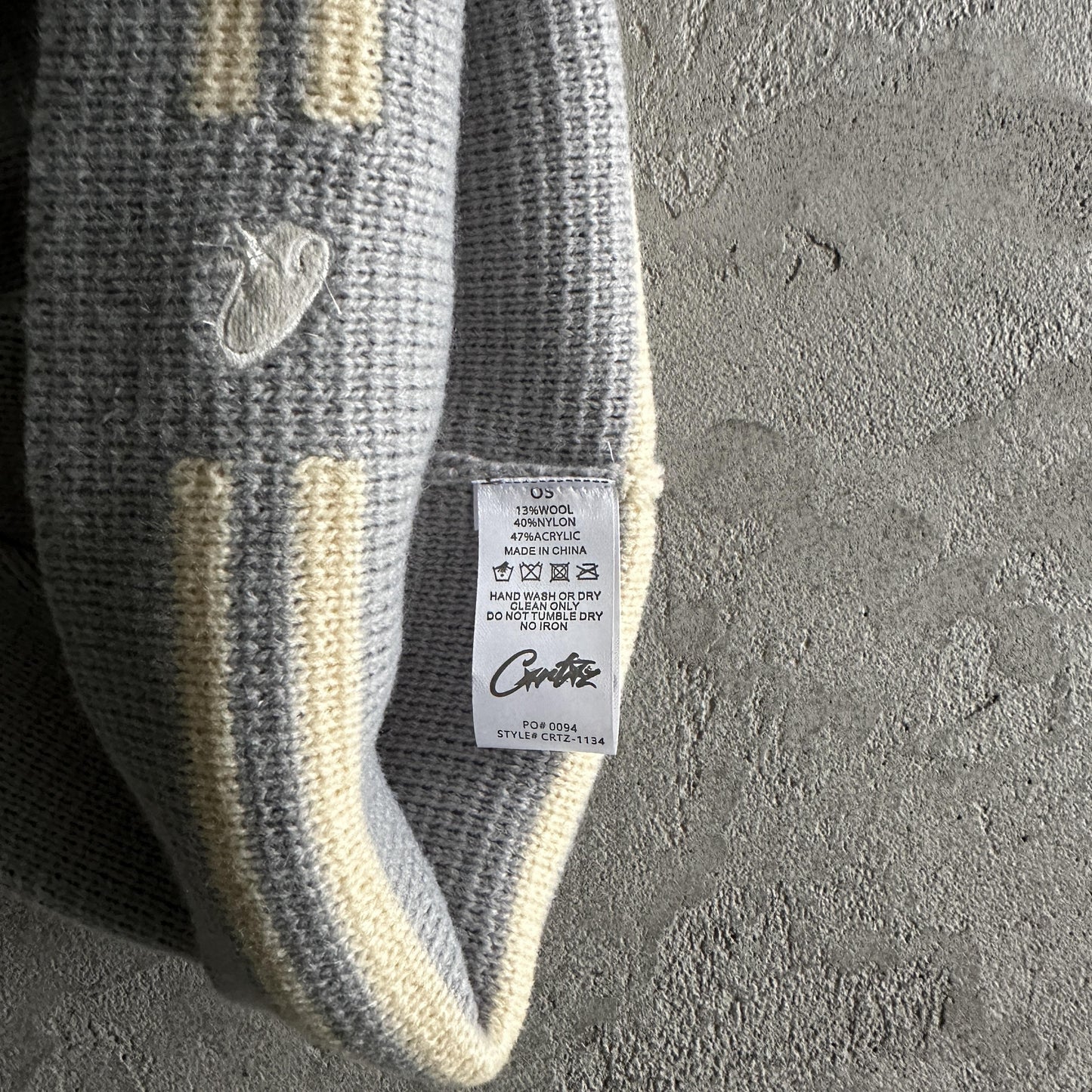 Corteiz Strickmütze mit Streifen – Grau