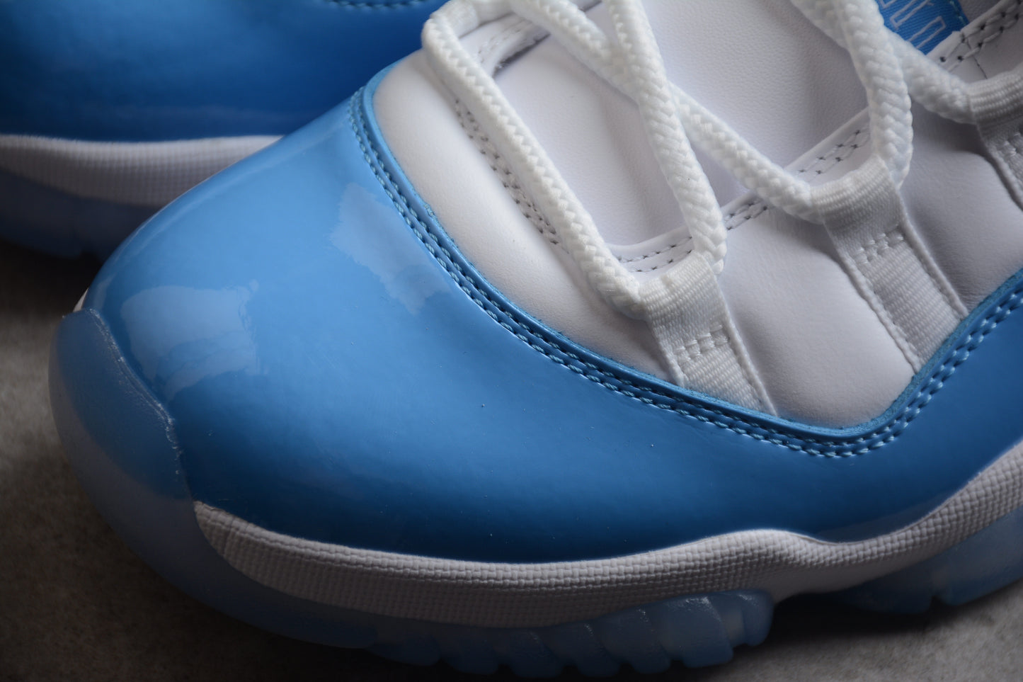 Air Jordan 11 Low "Weiß & Universitätsblau" 