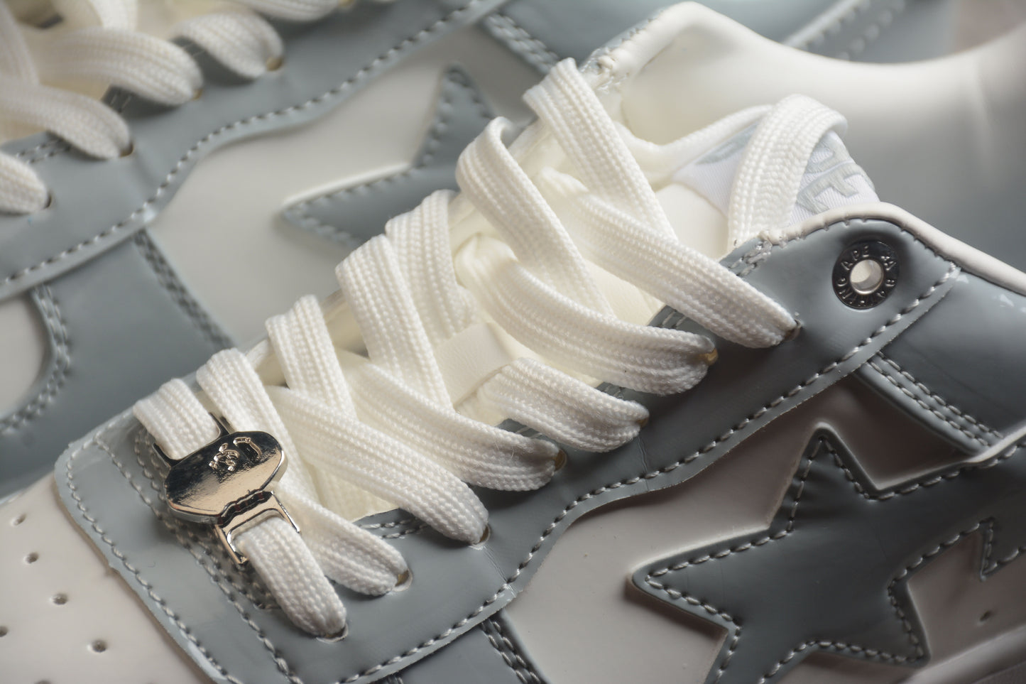 Bape Sta Lackleder Grau und Weiß