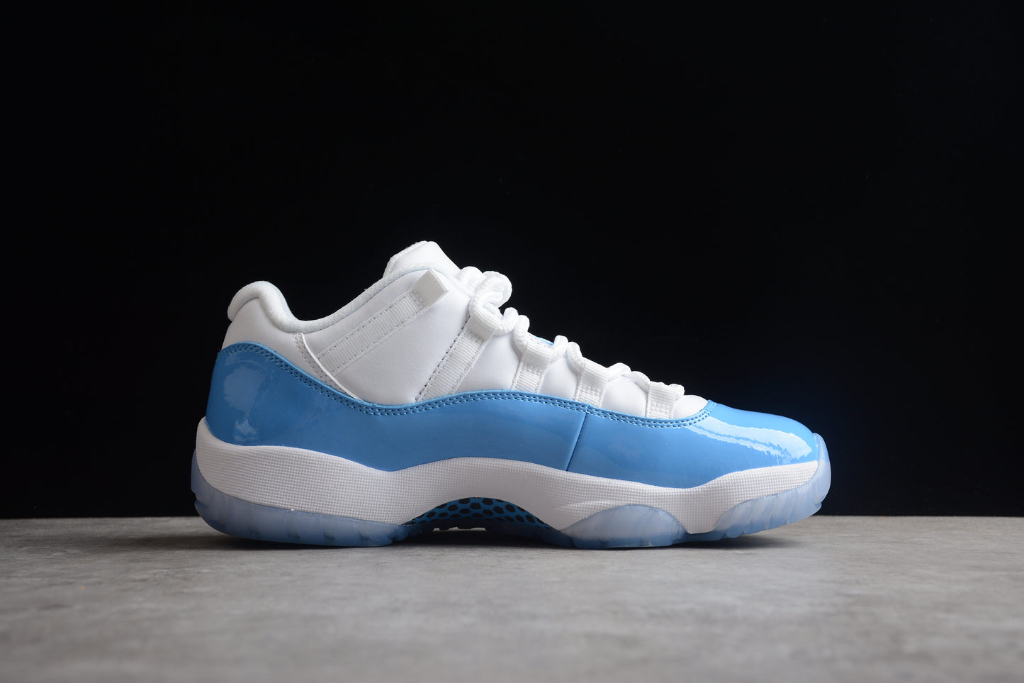 Air Jordan 11 Low "Weiß & Universitätsblau" 