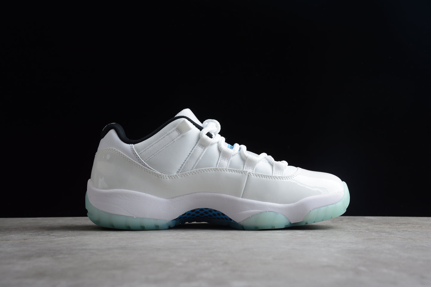 Air Jordan 11 Low "Legend Blue" 