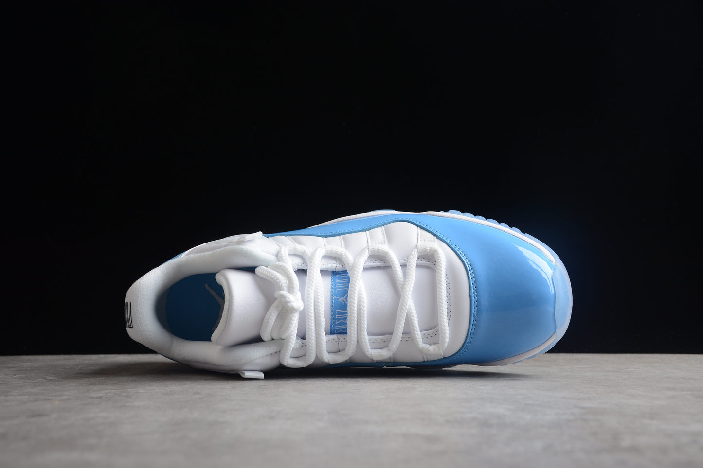 Air Jordan 11 Low "Weiß & Universitätsblau" 