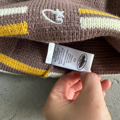 Corteiz Strickmütze mit Streifen – Braun