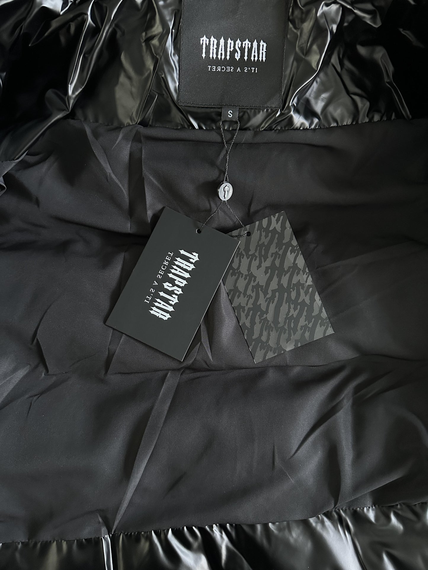 Trapstar Irongate Steppjacke mit Prägung, Schwarz